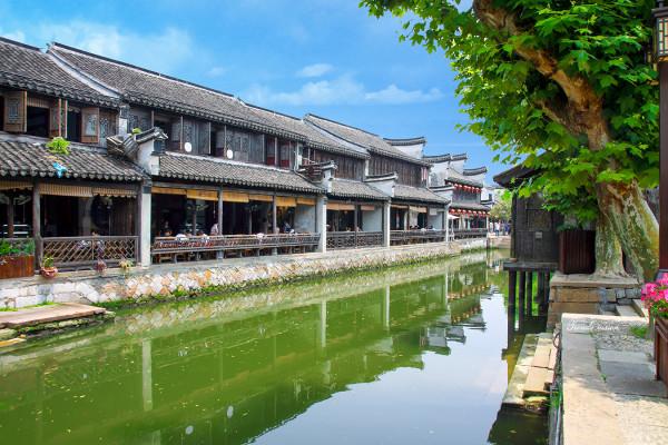 旅客突发不适 多方携手救助